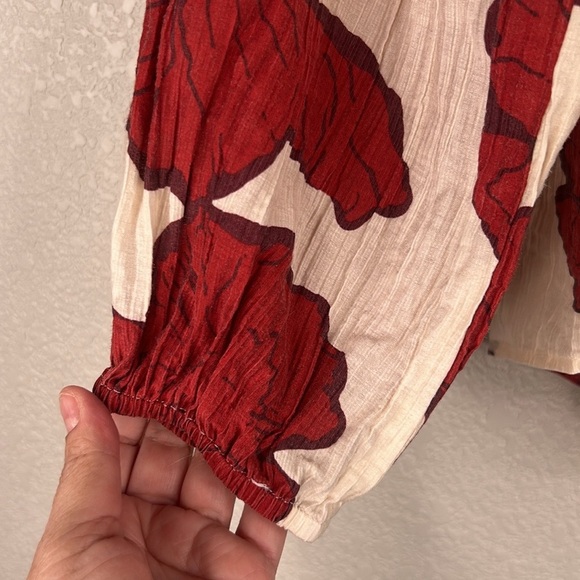 H&M Cream & Red Boho Casual Floral Flowy Smocked Neck Top Size Medium - Picture 3 of 5